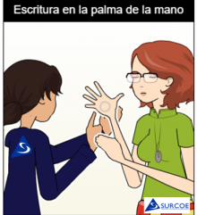 Imágen de una persona sordociega con un guía-interprete escribiéndole en la mano